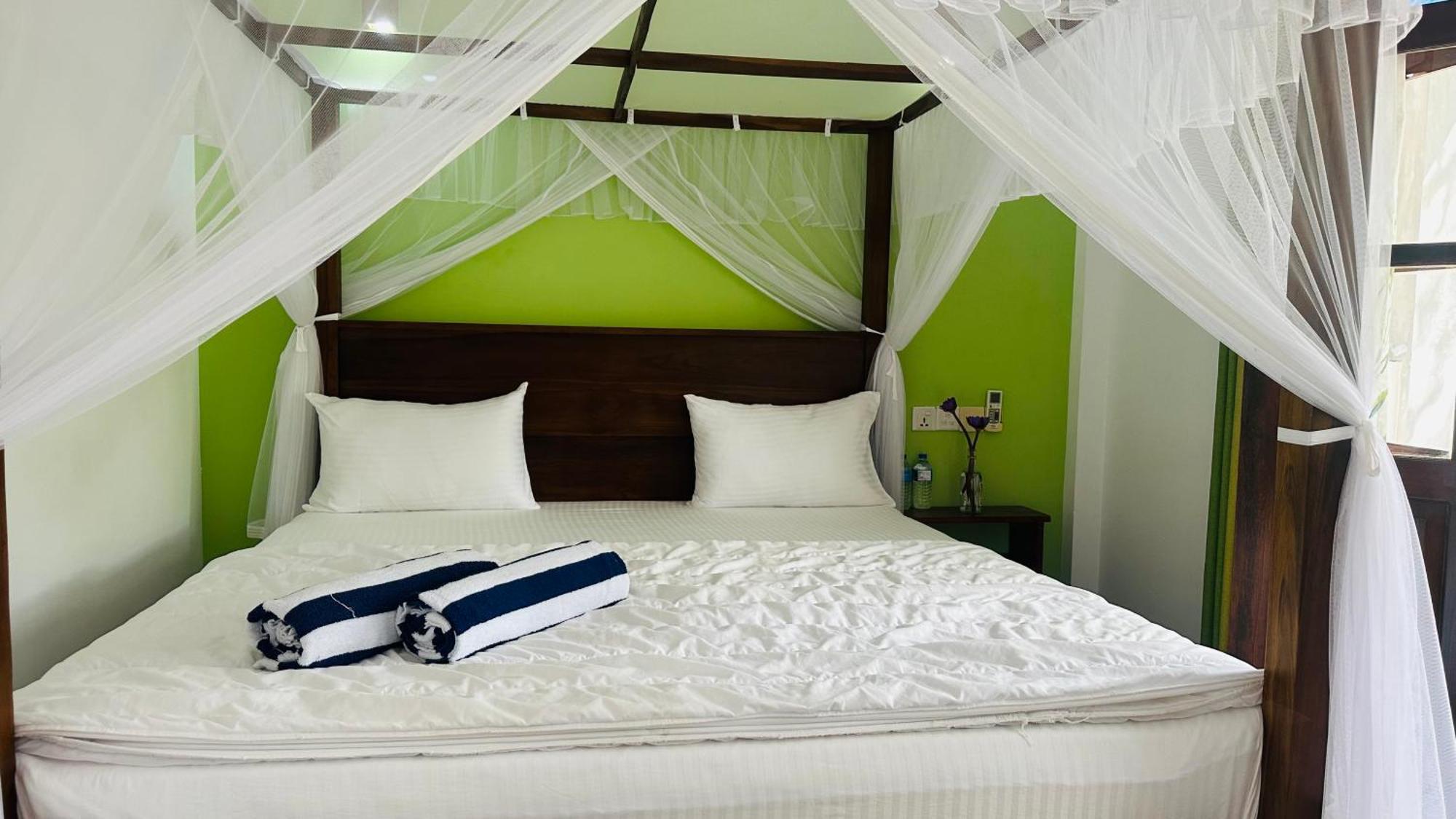 Hotel The Point Mirissa Extérieur photo